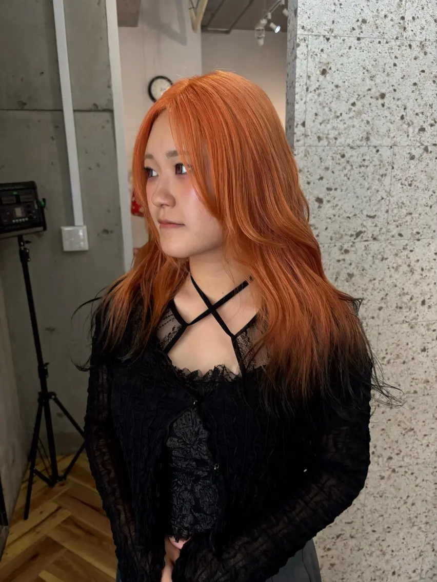 ロング カラー 黒髪 グラデーションカラー オレンジ ヘアカラー SHOTO ハイトー ン/ブロンドカラーのヘアスタイル