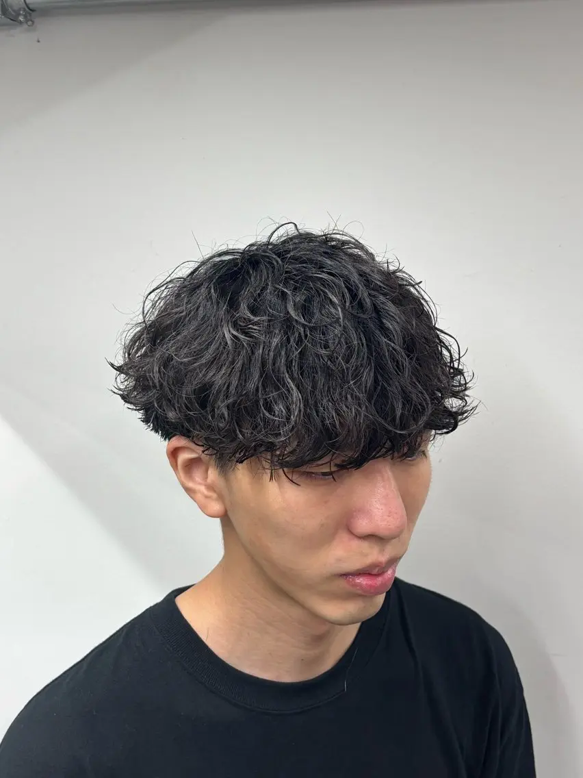 パーマ メンズハイトーン 北斗💍レイヤーのヘアスタイル