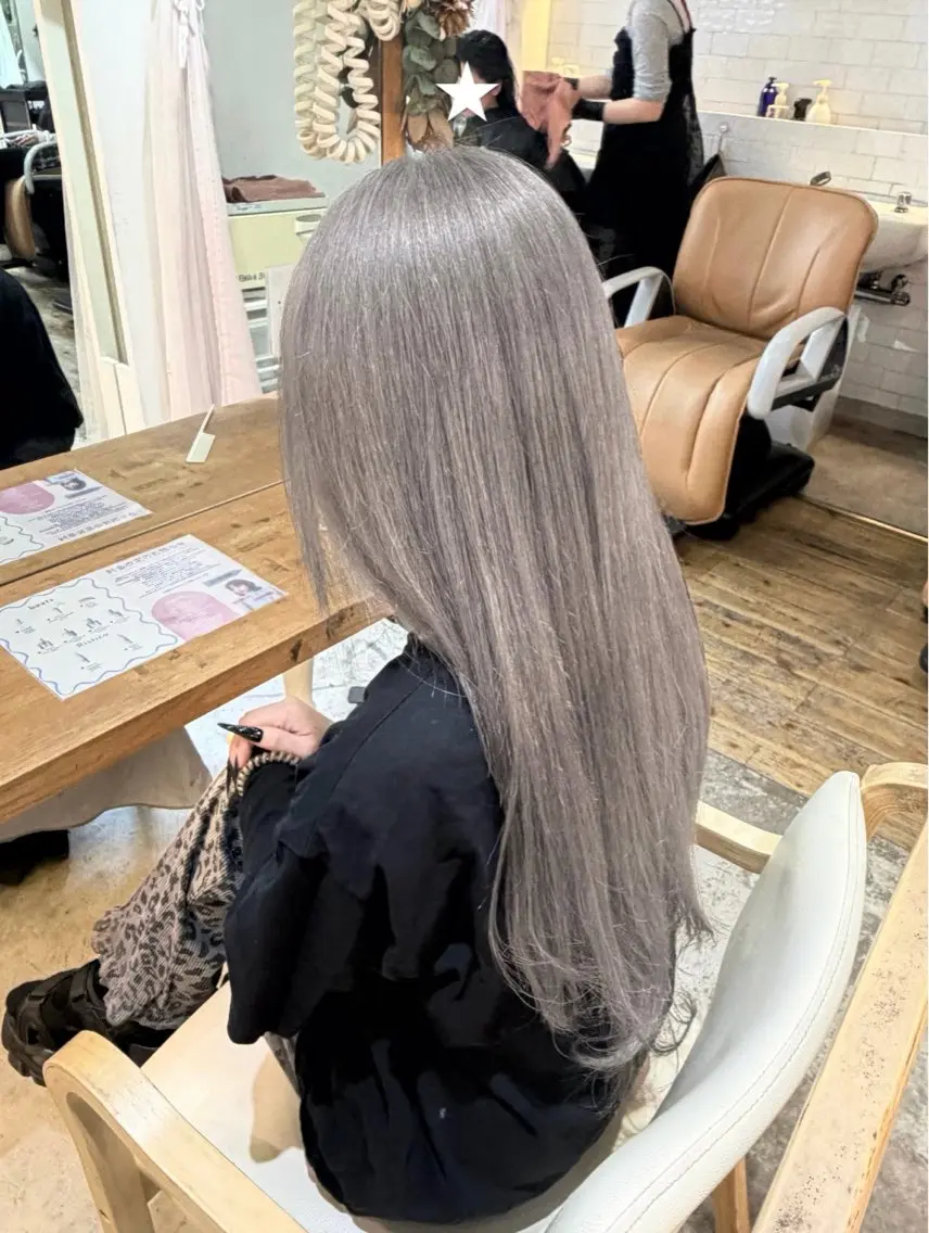 ロング カラー シルバー 木原 めいのヘアスタイル