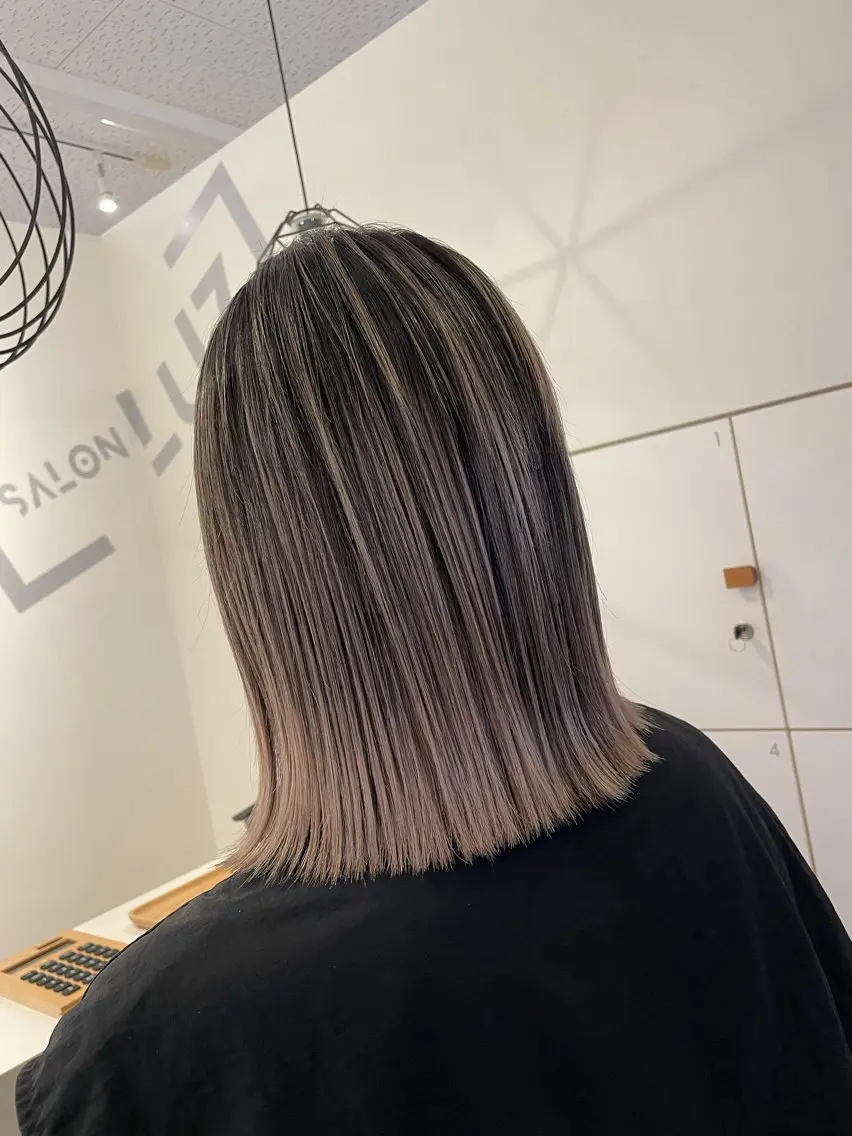 ショート カラー バレイヤージュ レイヤーカット ブリーチ👩‍🦳/ ‪✂︎MANAMIのヘアスタイル