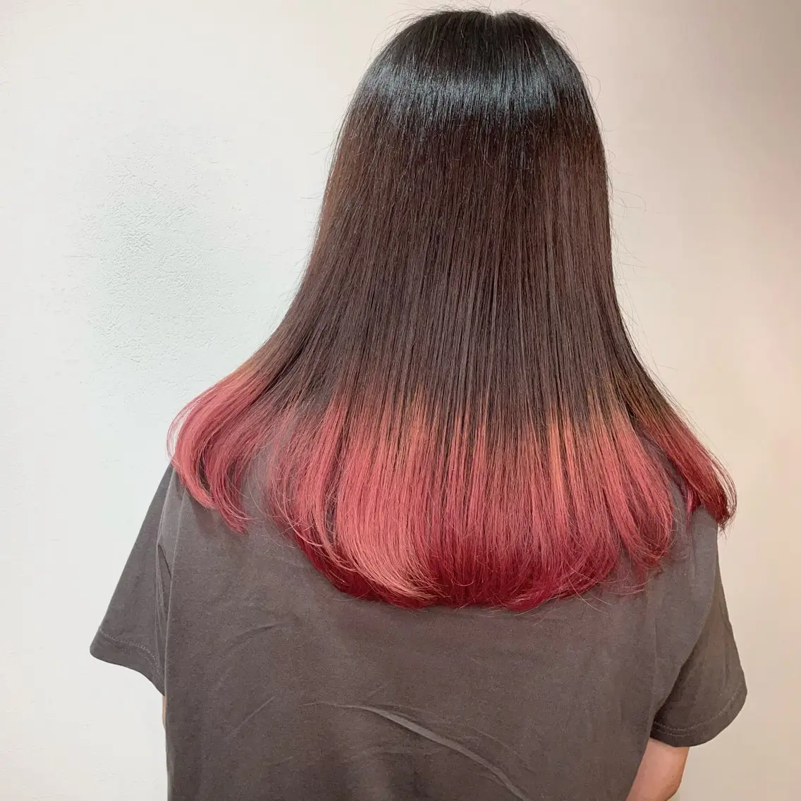 ロング カラー ボルドーカラー 小島 勤夢のヘアスタイル