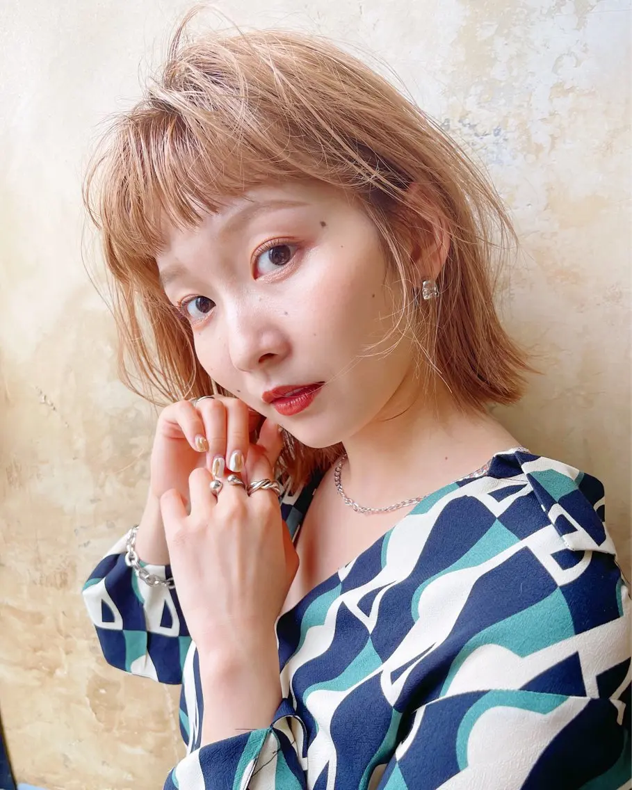 ミディアム カラー ベージュカラー ミルクティーベージュ ボブ AiM 大名　似合わせカットのヘアスタイル