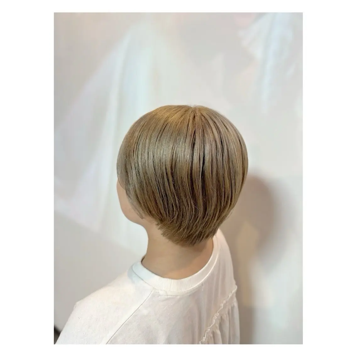 ショート カラー ベージュカラー ブリーチ ミルクティーベージュ 中野 誠子のヘアスタイル