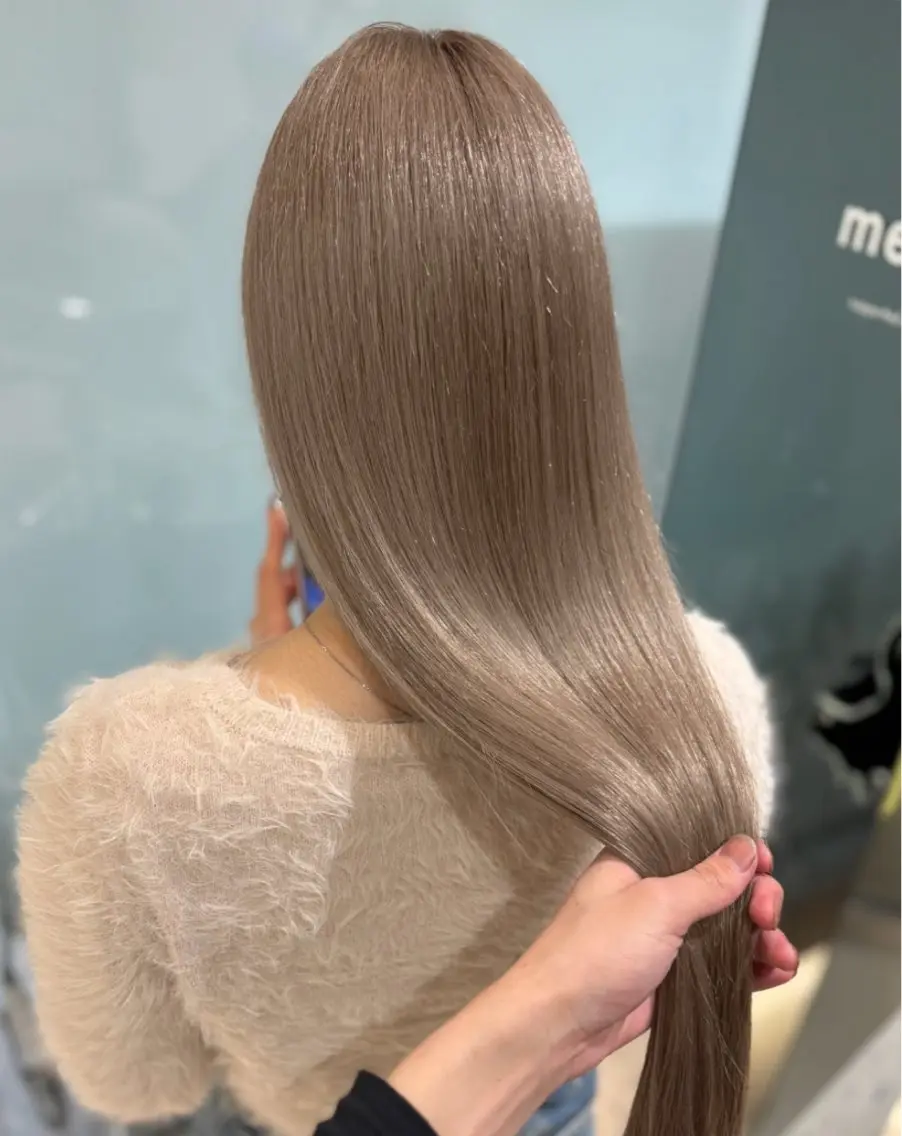 ロング VEGA ヒカル 艶髪ハイトーン天神のヘアスタイル