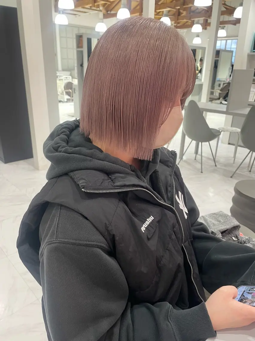ショート カラー ベージュカラー ブリーチ ピンクカラー ピンクベージュ ボブ 岩田 萌那のヘアスタイル