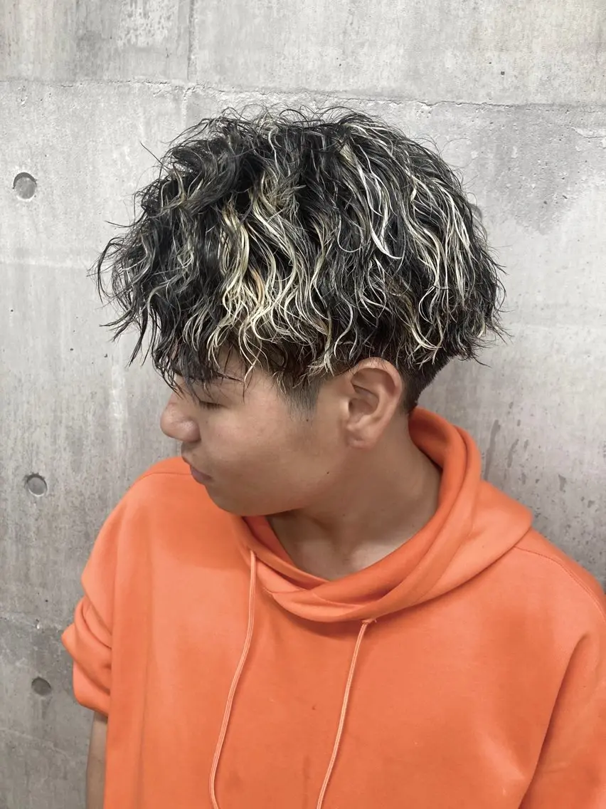 【金メッシュならこれ!】カット+ツイストスパイラルパーマ+ハイライト¥15000の写真