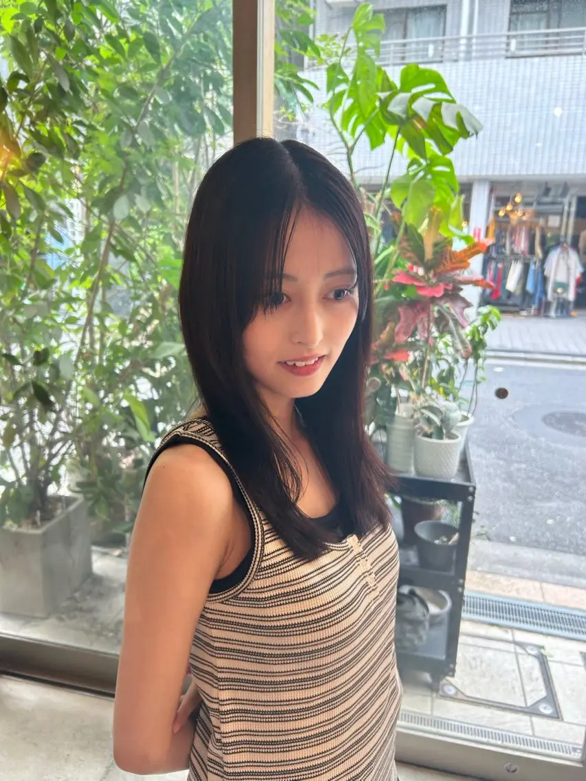 セミロング カラー 寒川 真有のヘアスタイル