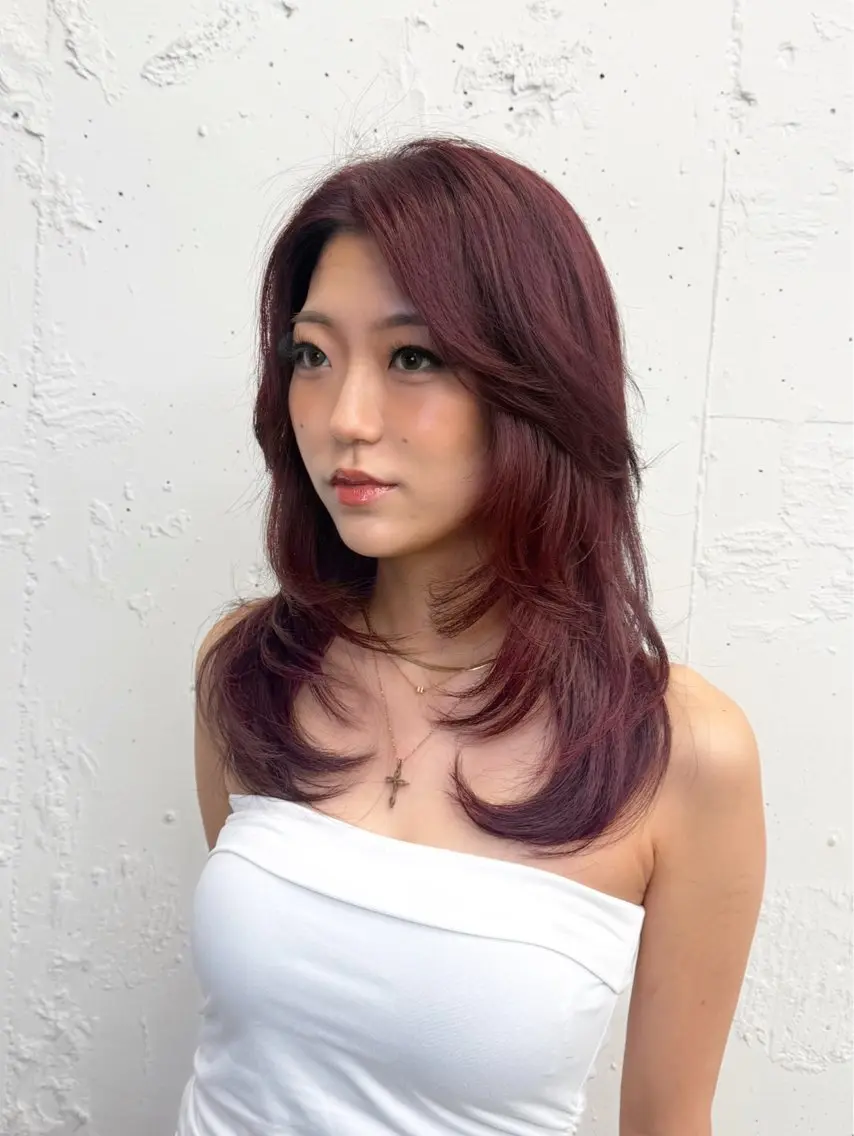 セミロング カラー レッドカラー レイヤーカット RINA ブリーチ / 海外レイヤーのヘアスタイル