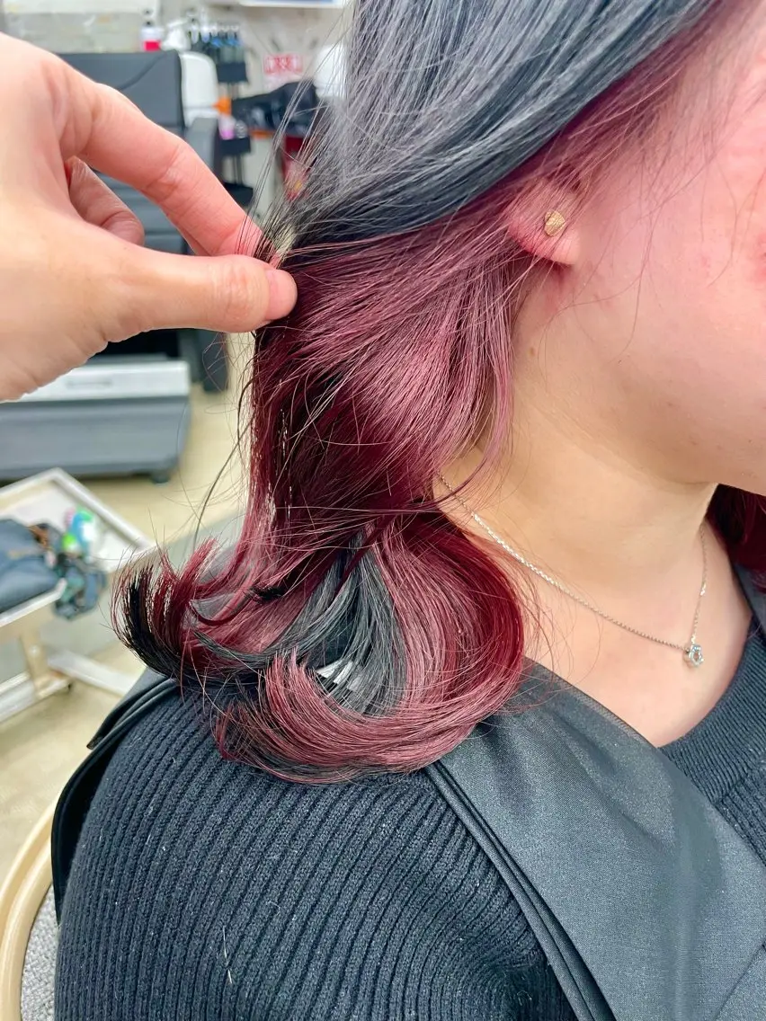 ロング カラー インナーカラー 推し ブリーチ 髪質改善のヘアスタイル