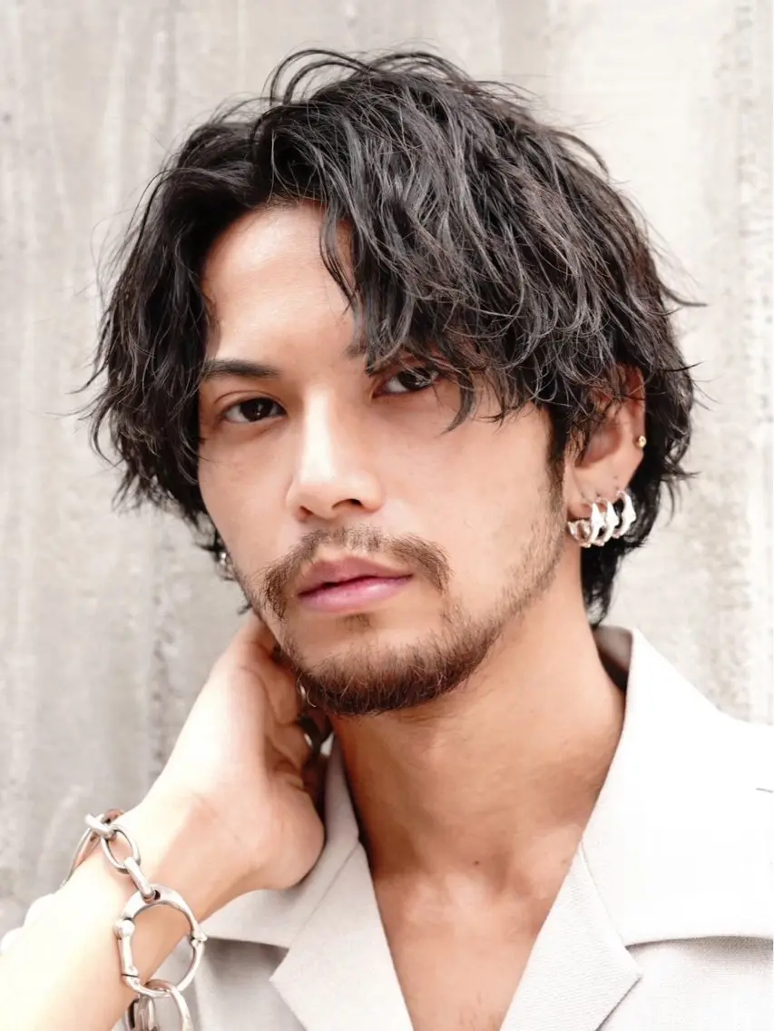 ミディアム パーマ メンズ ハヤノ リュウトのヘアスタイル