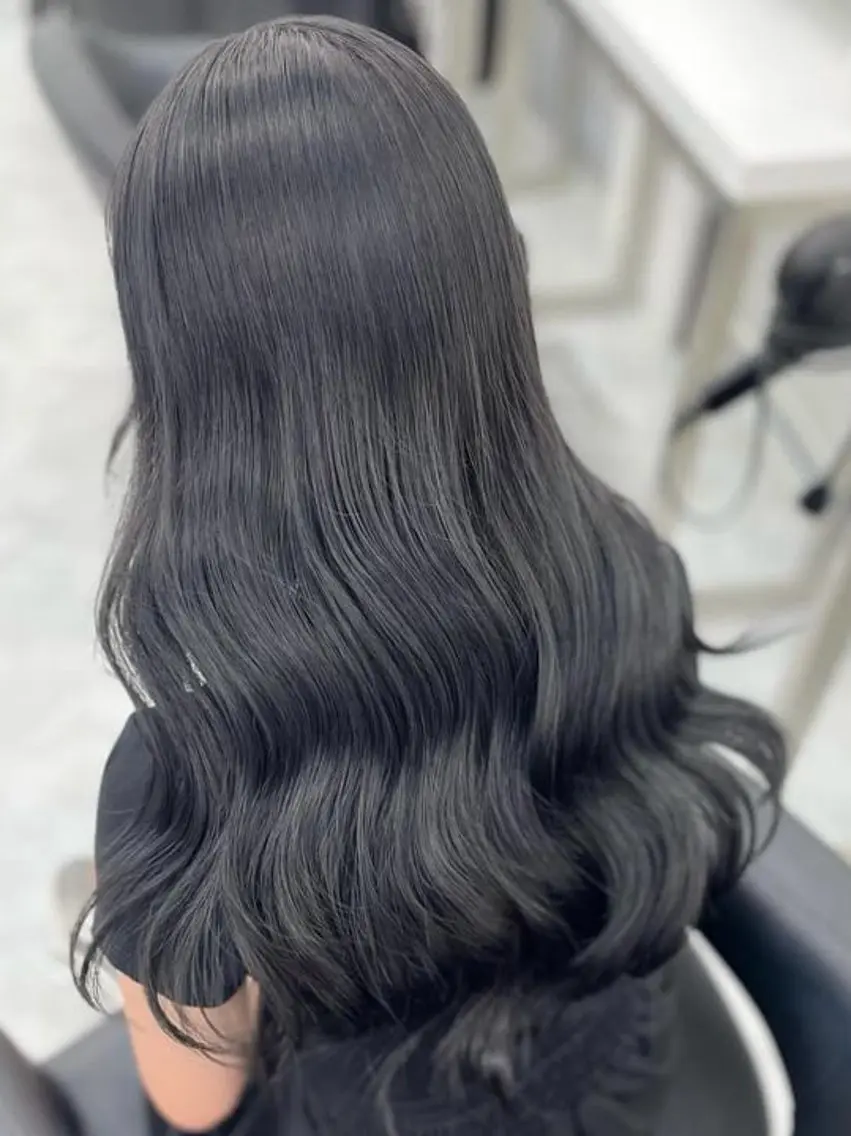 ロング カラー 黒髪 ブルーカラー ブルーブラック レッドカラー くびれヘア ヘアカラー トリートメント ヘアセット 髪質改善Ⅰ透明感 艶カラーⅠたつやのヘアスタイル