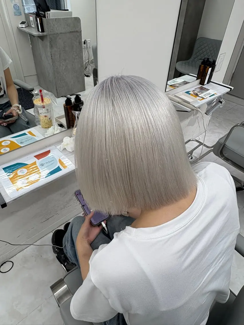 セミロング カラー アッシュ アッシュグレー ベージュカラー ブリーチ ブロンド ヘアカラー トリートメント 【ときめき屋さん🎀 ハイトーン大和🎀】のヘアスタイル