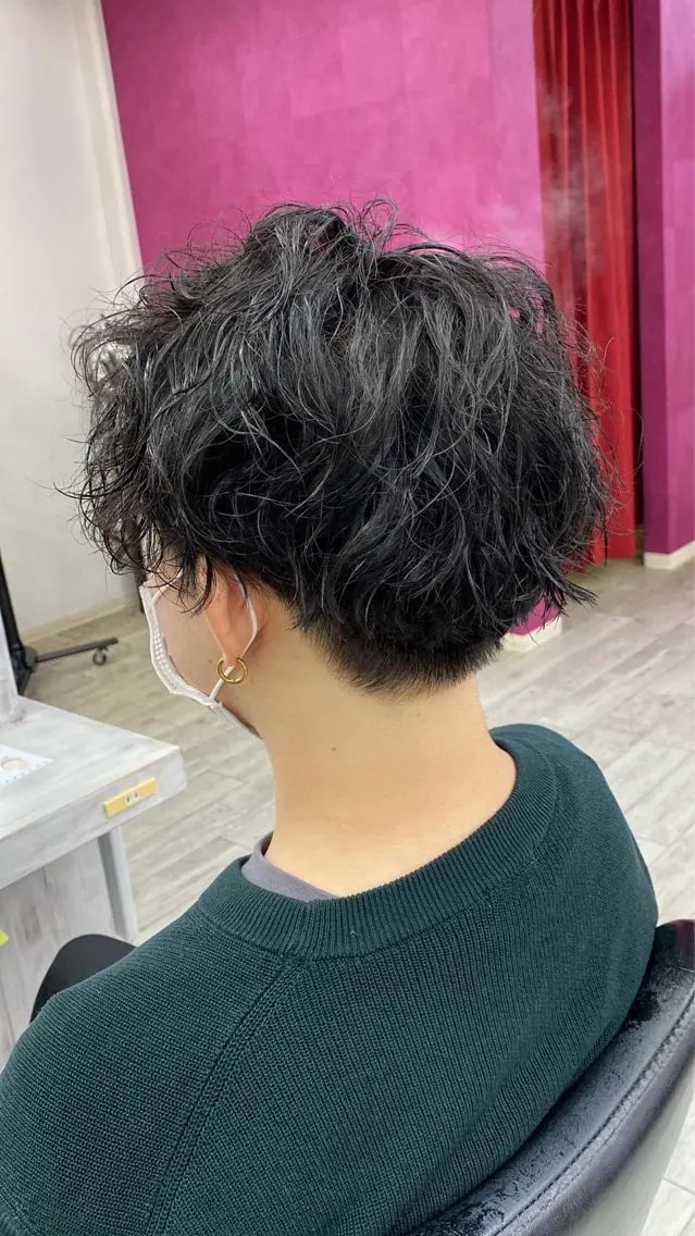 ショート パーマ メンズ 佐藤 萌世のヘアスタイル