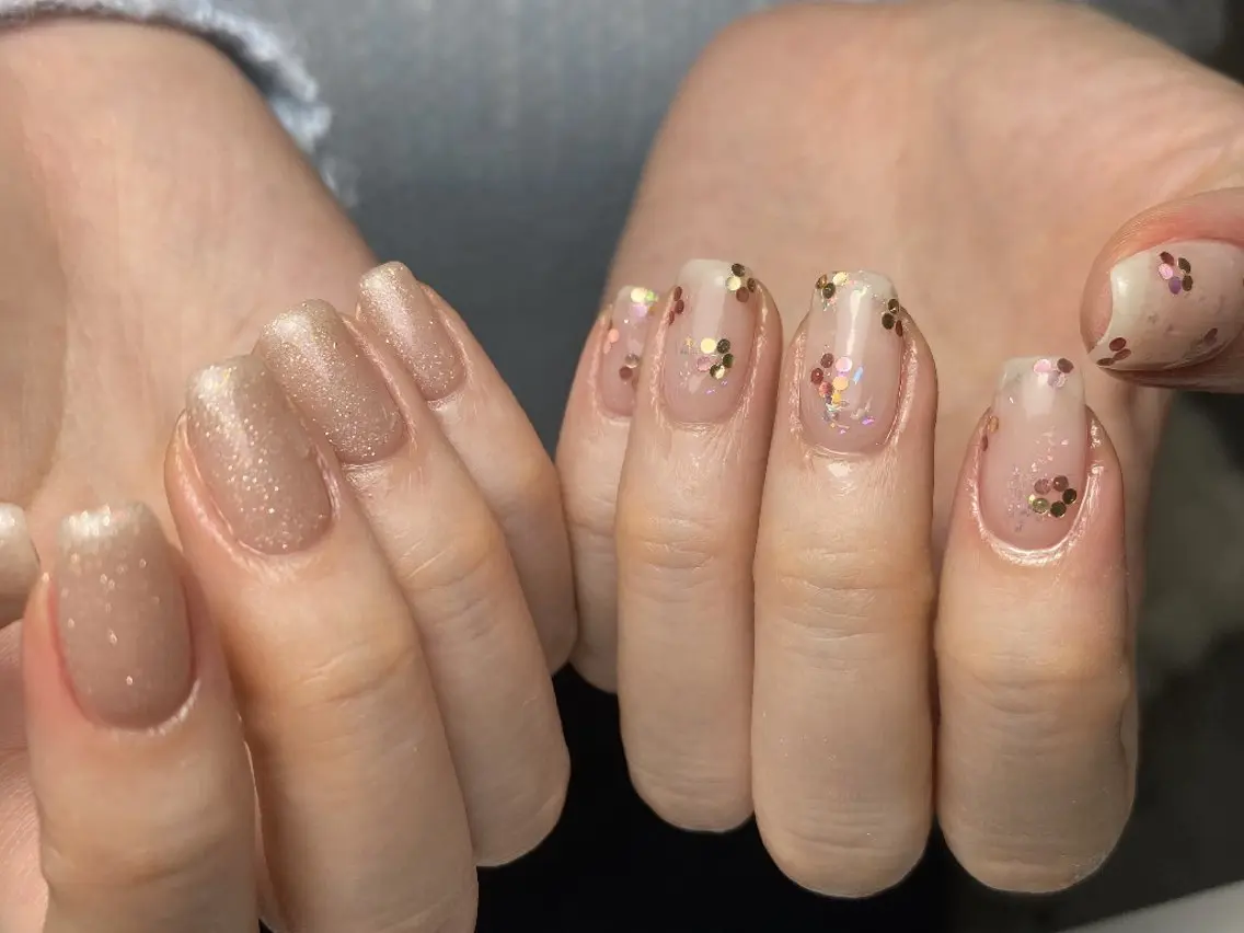 ネイル チークネイル フレンチネイル ジェルネイル ガーリー キラキラネイル ハンドネイル UM Nail Salonのネイルデザイン