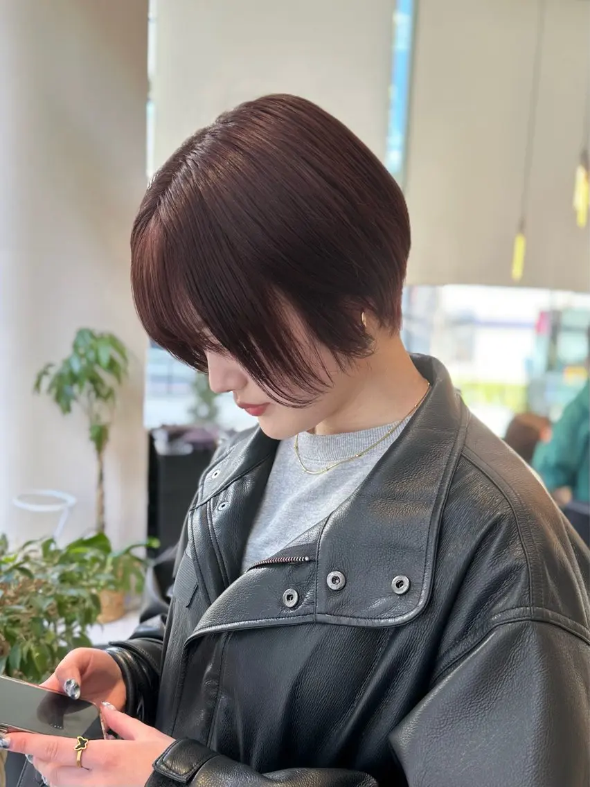 ショート カラー ミオ💎ショート 透ける暗髪のヘアスタイル