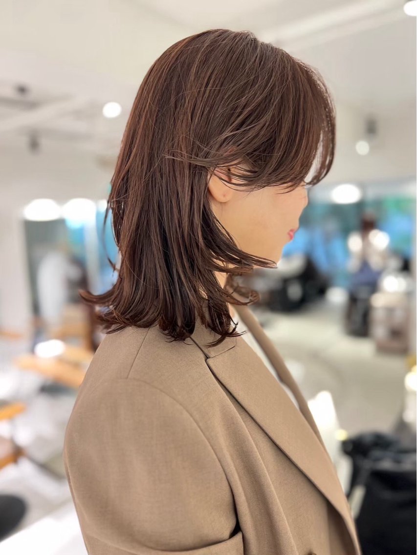 ミディアム くびれヘア レイヤーカット UNBIRTHDAY いずみのヘアスタイル
