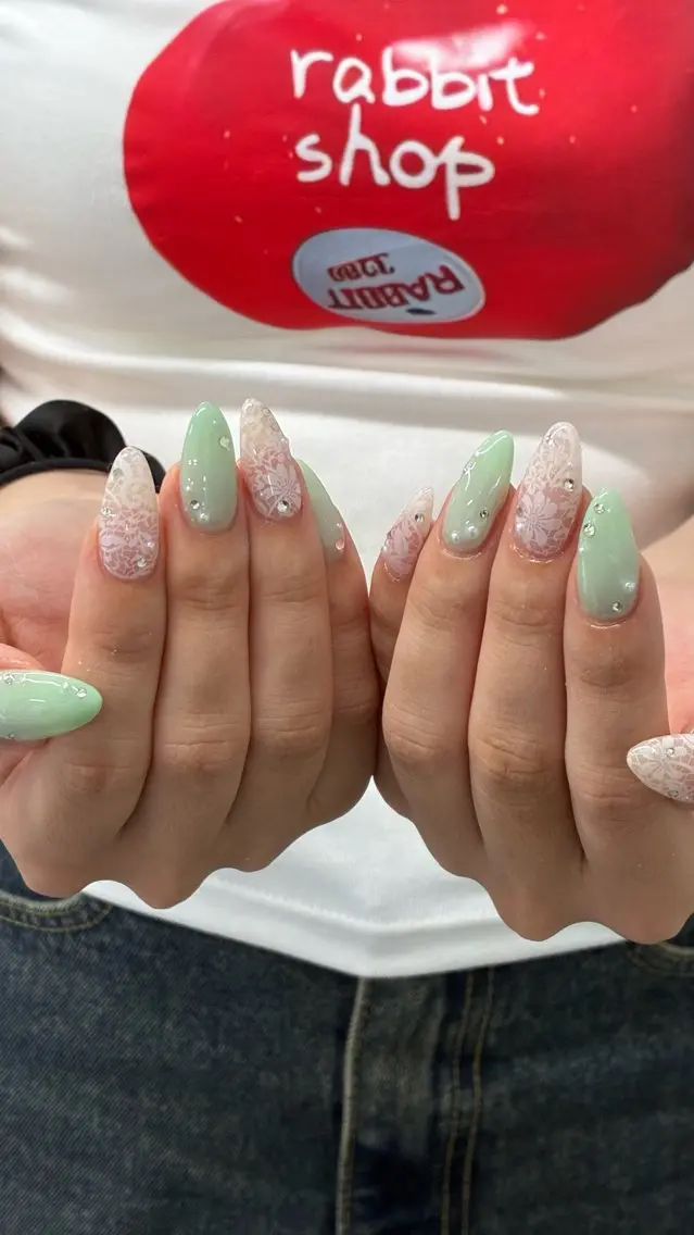 ネイル グリーン キラキラネイル オフィスネイル ワンカラーネイル リボン ハンドネイル Risa 梅田/南森町ネイルのネイルデザイン