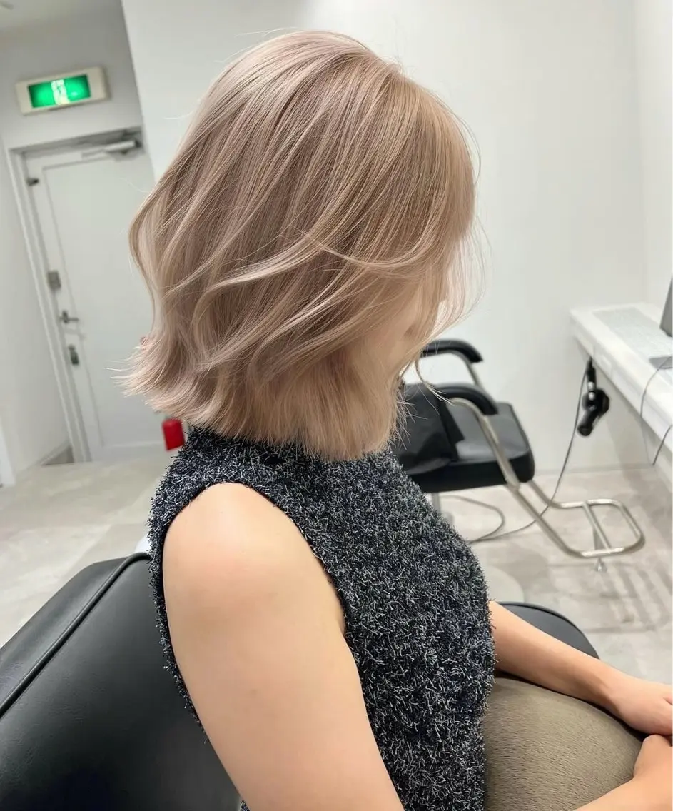 ショート カラー ベージュカラー 透明感カラー SEINA️️/烏丸 ブリーチ/ハイトーンのヘアスタイル