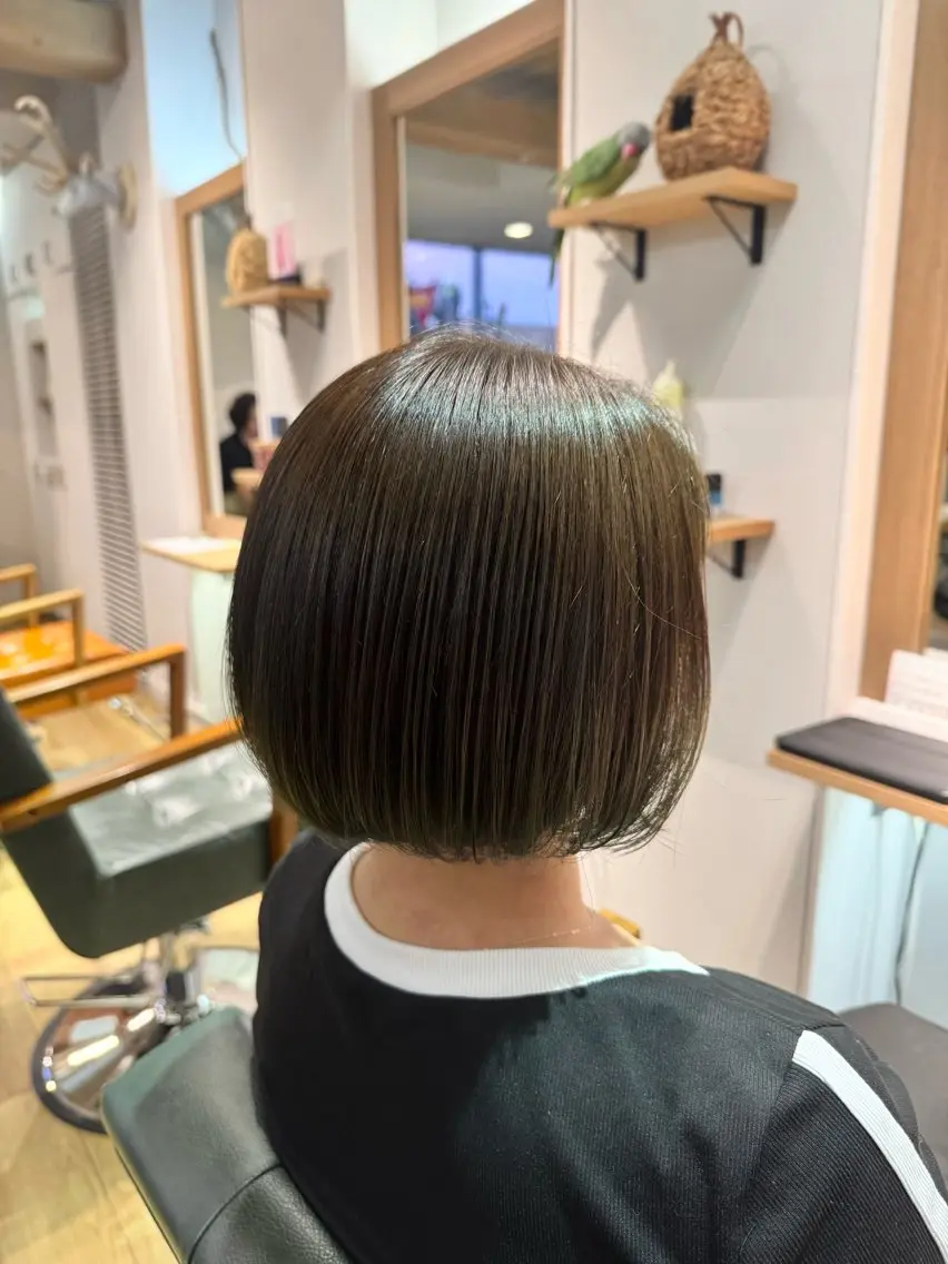 ショート カラー ベージュカラー オリーブベージュ カット ヘアカラー トリートメント ツキダテ ユイのヘアスタイル