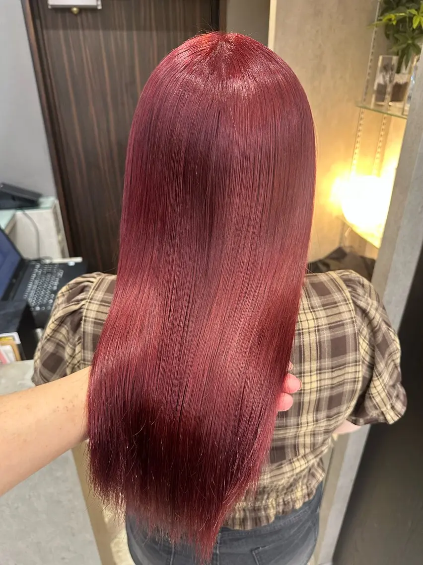 セミロング カラー ブリーチ ボルドーカラー カシス ピンクカラー 髪質改善 ヘアカラー トリートメント 天神暖色カラー レイヤー・髪質改善のヘアスタイル