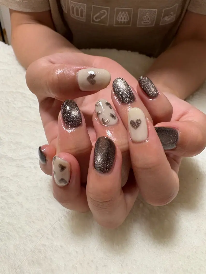 ネイル ブラウン ハート マグネットネイル ホワイト Atún nail (ｱﾄｩﾝﾈｲﾙ)のネイルデザイン
