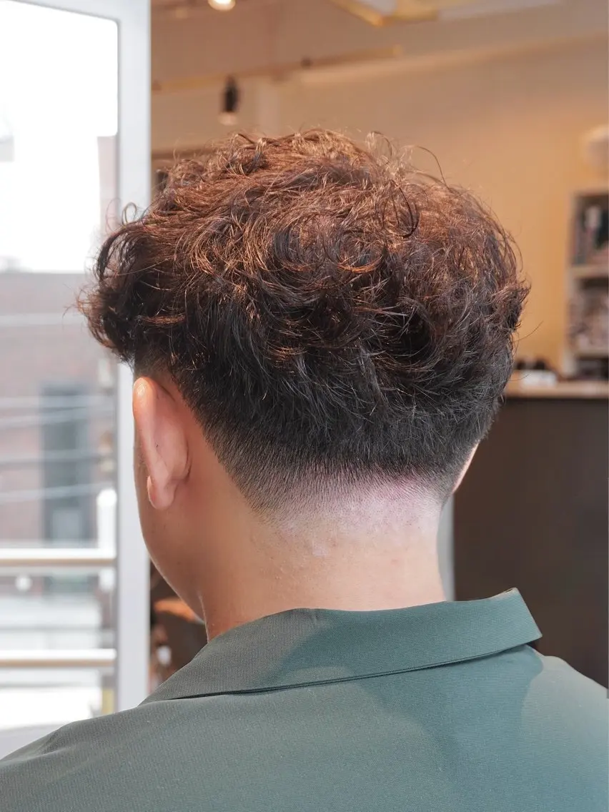 カラー パーマ ヘアアレンジ メンズ フェードカット スペインカール カット ヘアカラー パーマ HIKARI メンズ満足度No.1のヘアスタイル