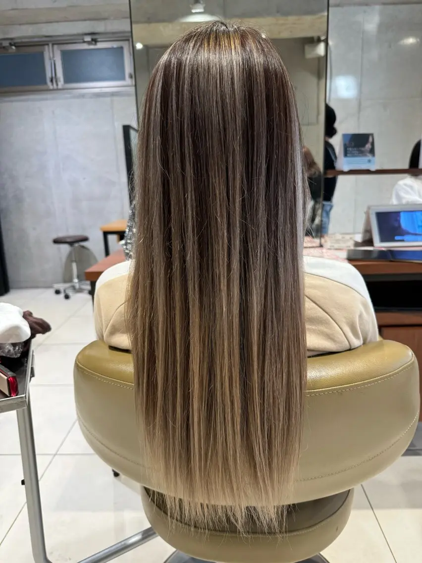 カラー ブリーチ シルバー ヘアカラー トリートメント 艶カラー 梨菜💜のヘアスタイル