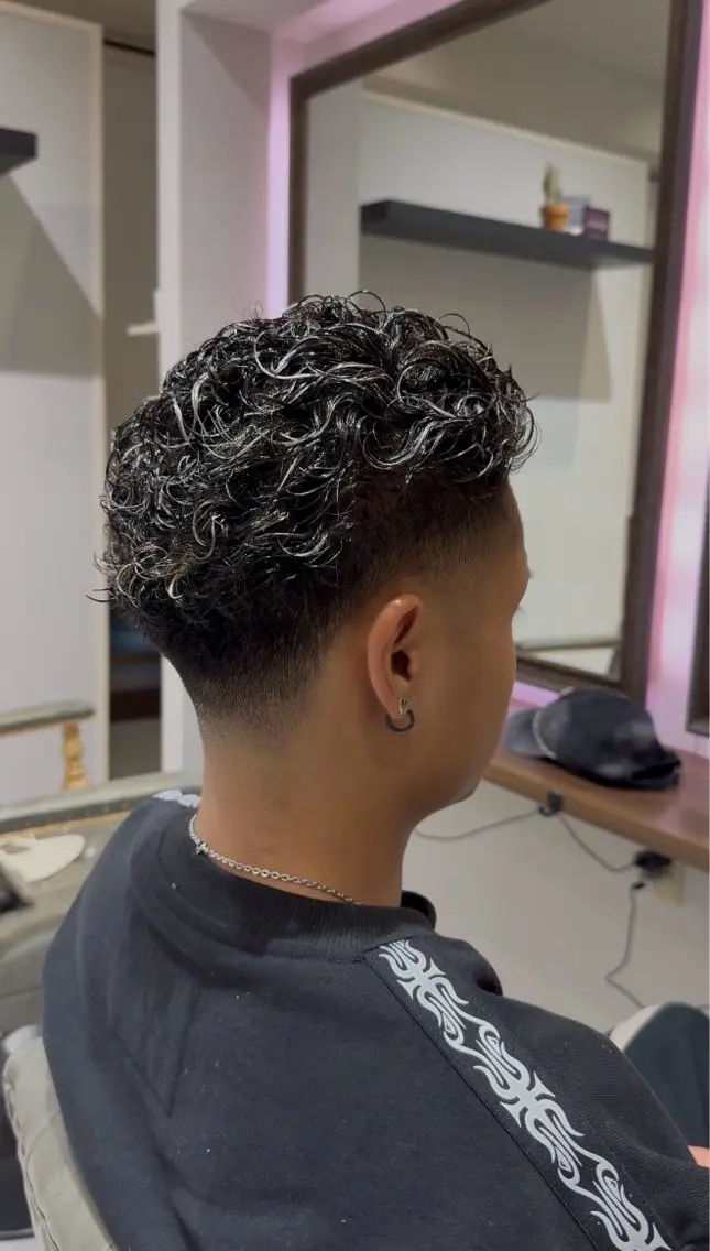 カラー パーマ メンズ オールバック フェードカット メンズハイライト メンズパーマ ハイライトカラー 菊地 風海のヘアスタイル