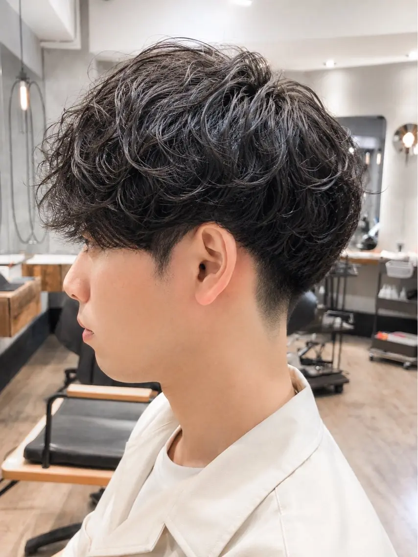 ショート パーマ メンズ ビジネス センターパート フェードカット フェザーパーマ メンズ韓国風 カット パーマ トリートメント ヘアセット メンズパーマ特化 TAKE高崎のヘアスタイル