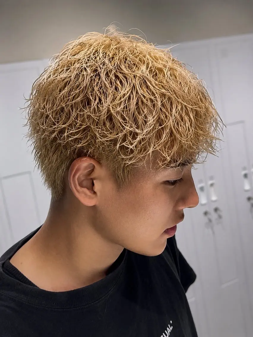 ショート カラー パーマ メンズ メンズブリーチ メンズパーマ ブリーチ カット ヘアカラー パーマ トリートメント サーフカール海外風 ヘアメンズパーマ渋谷のヘアスタイル