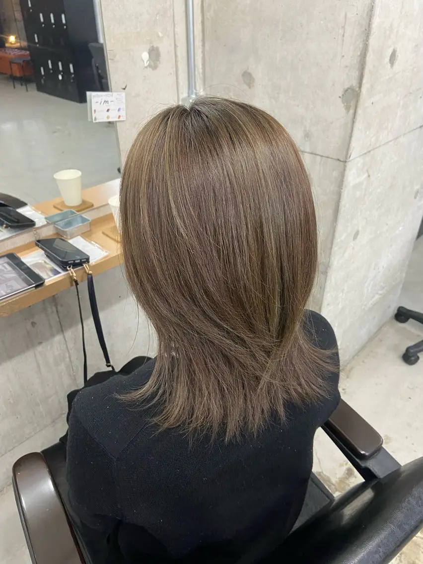 ロング カラー ベージュカラー オリーブベージュ ヘアカラー 安住 日花のヘアスタイル