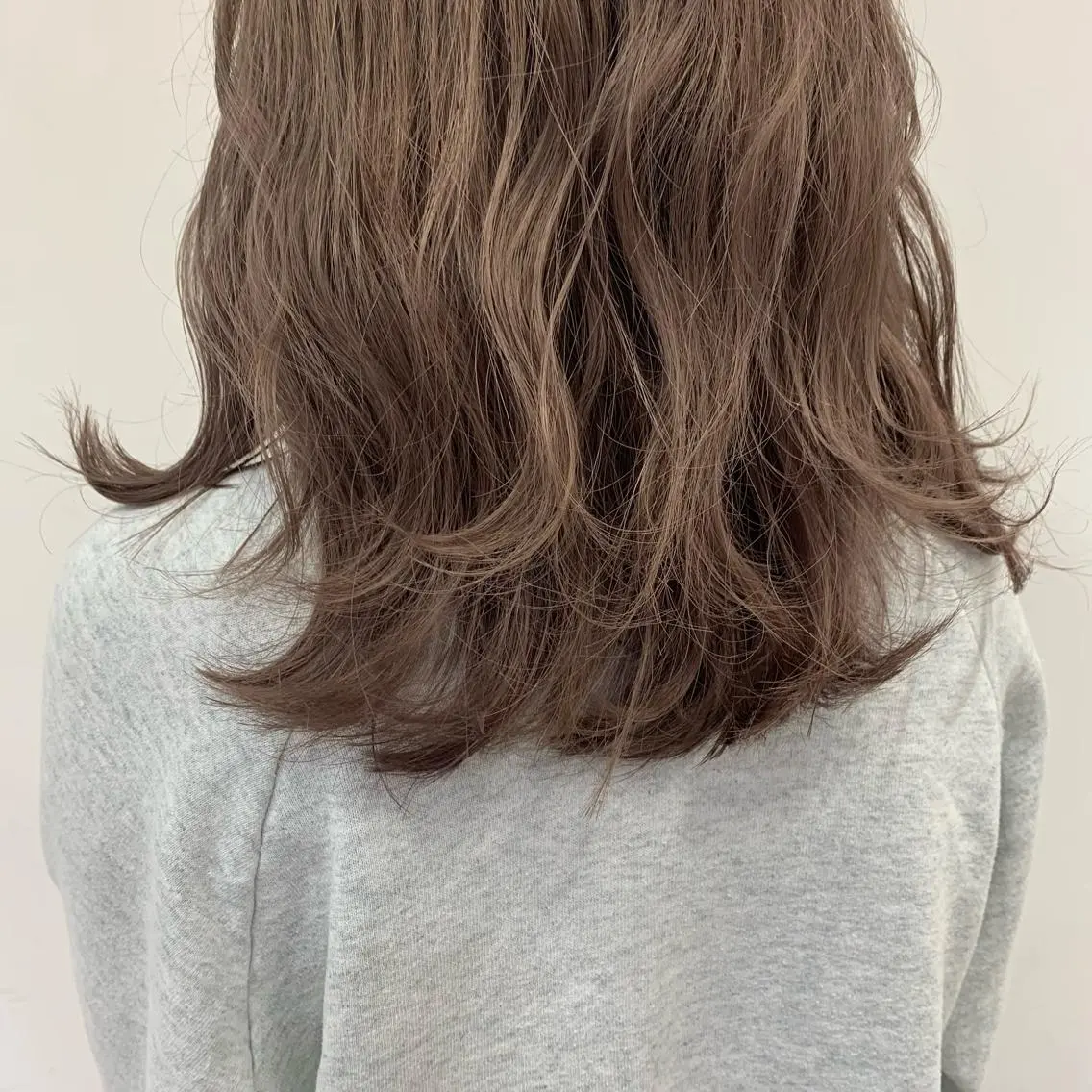 ミディアム カラー CHIC 岩下真衣のヘアスタイル