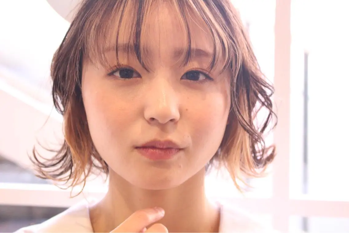 ショート カラー インナーカラー ボブ 外ハネヘア NAOKI KITADATEのヘアスタイル