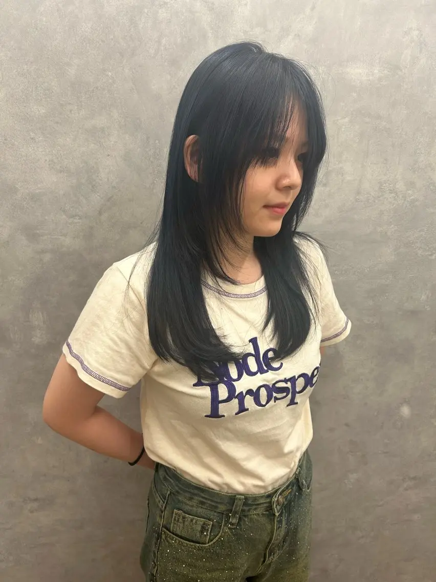 セミロング カラー ブリーチ ネイビーカラー レイヤーカット カット ヘアカラー funnu ⋆꙳なつみのヘアスタイル