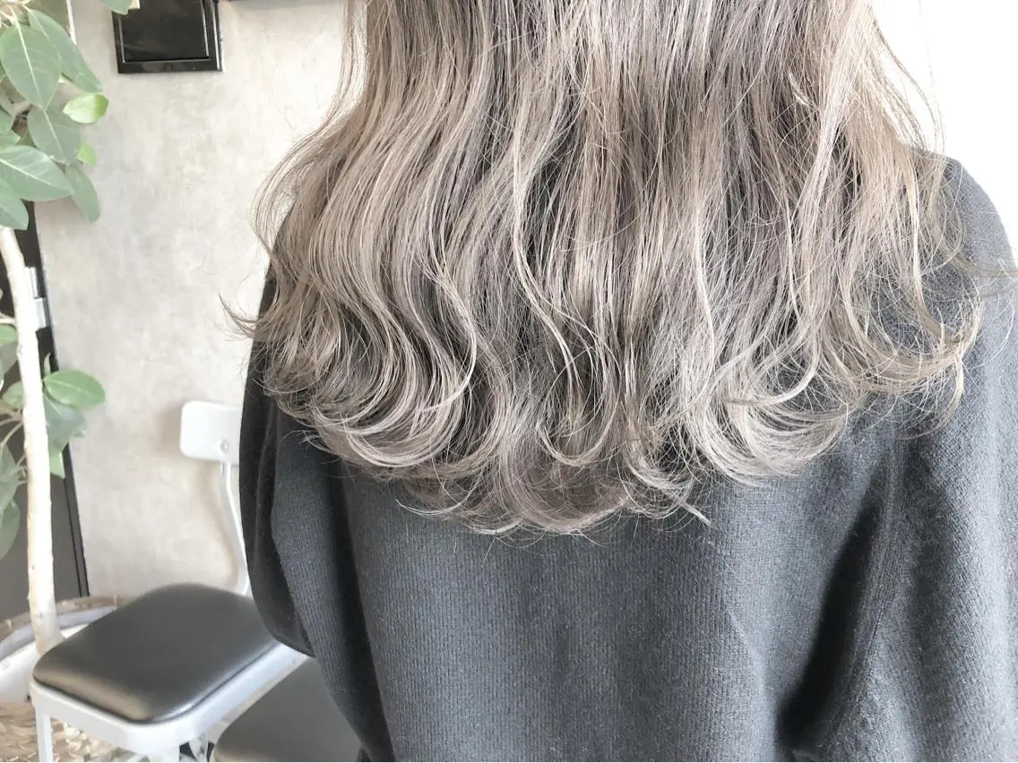 セミロング カラー 顔周りレイヤーカット ブリーチminamiのヘアスタイル