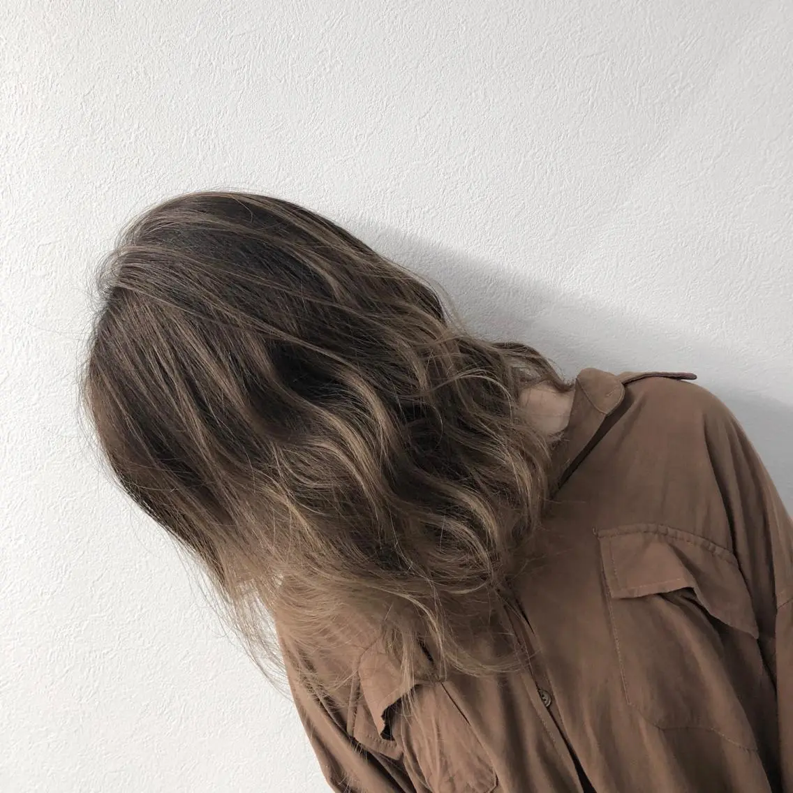 ミディアム カラー ヘアアレンジ バレイヤージュ デザインカラー ハイライトカラー 外国人風カラー ハイライト アンドウ ユウ/ レイヤーカット/韓国のヘアスタイル