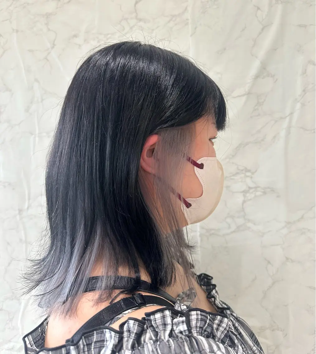 ミディアム カラー ブリーチ インナーカラー シルバー ホワイトシルバー 福本 ルミのヘアスタイル
