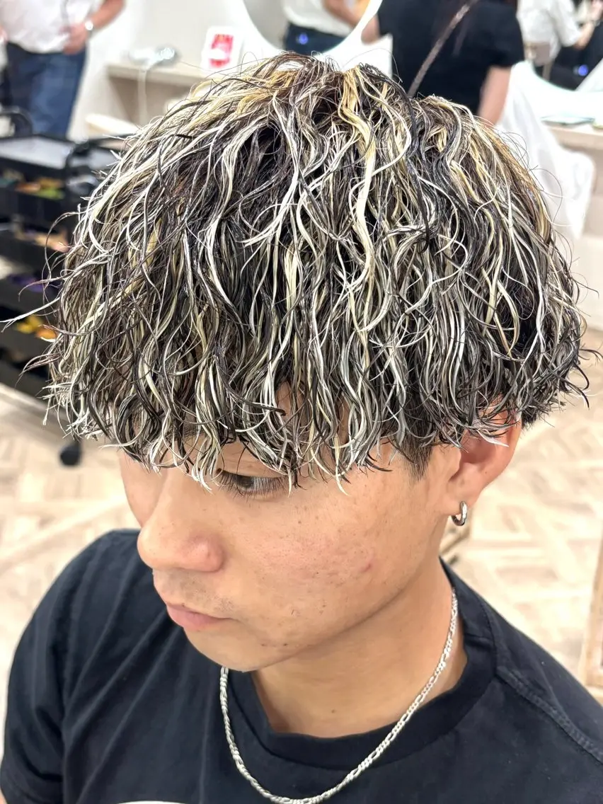ショート パーマ メンズ メンズメッシュ カット ヘアカラー パーマ パーマ職人DAIKI ツイスパ/波巻きのヘアスタイル