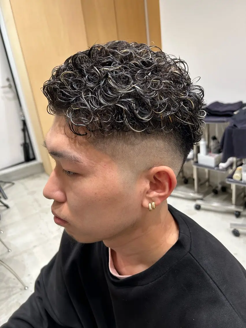 カラー パーマ メンズ フェードカット メンズハイライト メンズパーマ ハイライトカラー カット ヘアカラー パーマ 🐲ツイスパ🐲 フェード/龍のヘアスタイル