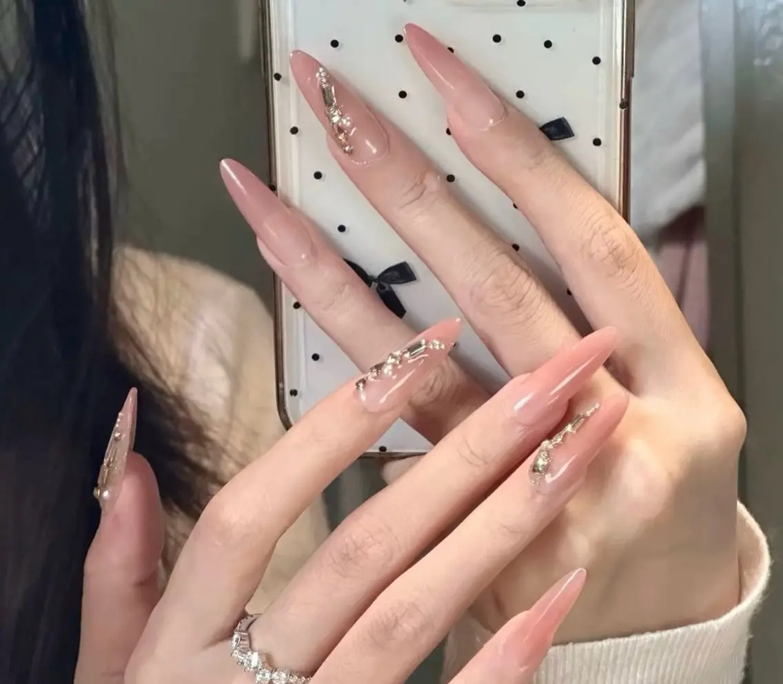 ネイル チークネイル 長さ出し フラワーネイル フレンチネイル ガーリー sun nail池袋 モデル募集のネイルデザイン