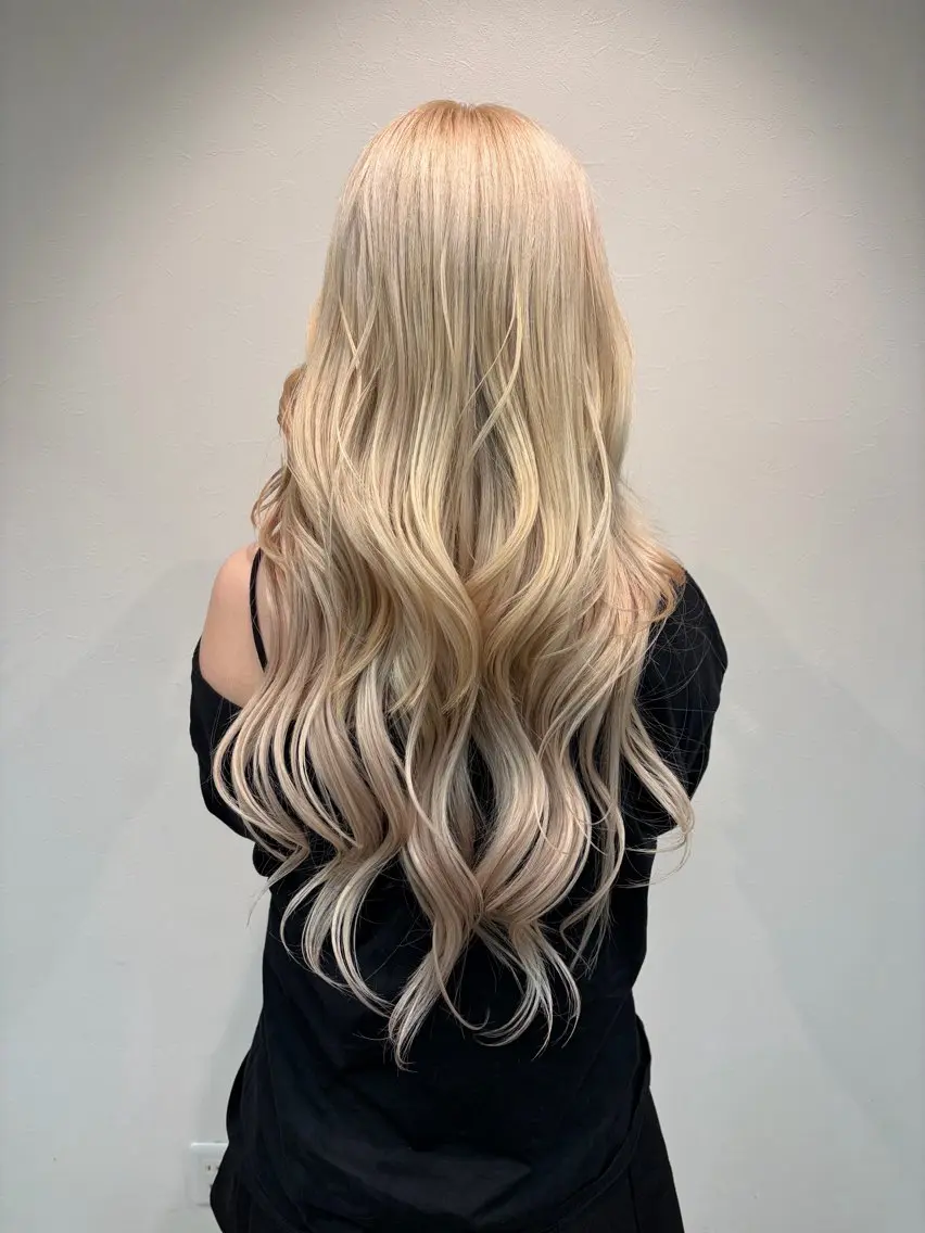 カラー ブロンド ダブルカラー ホワイトブロンド ヘアカラー 大賀 鈴のヘアスタイル