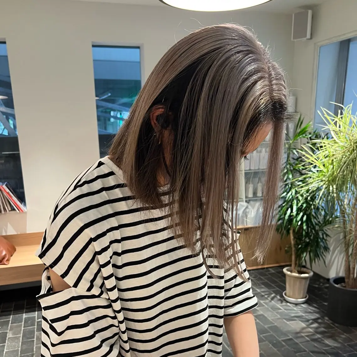 セミロング カラー 黒髪 ブリーチ デザインカラー ハイトーンカラー シルバー ヘアカラー ワタナベ モカ🦢ダブルカラーのヘアスタイル