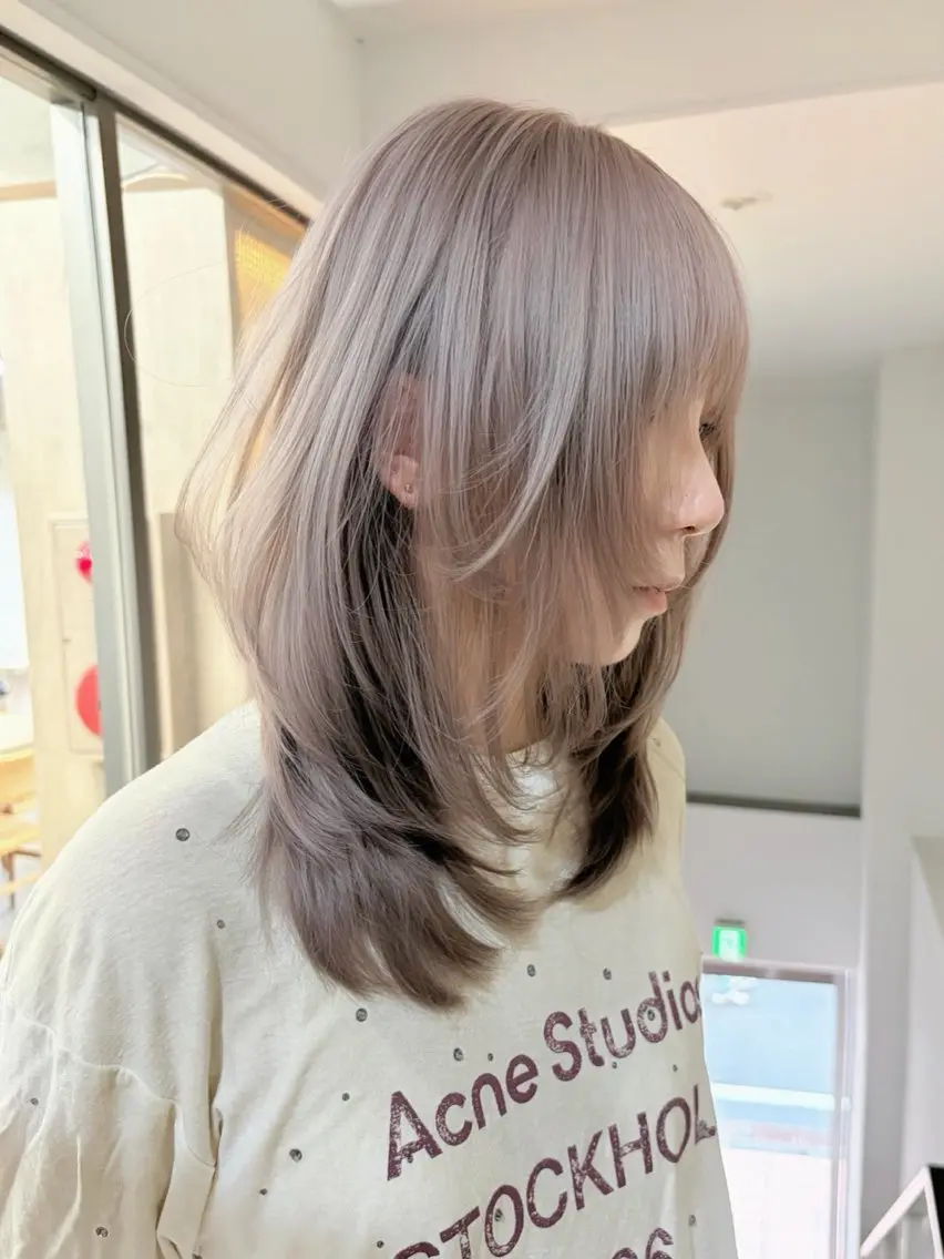 ミディアム カラー ヘアカラー トリートメント 失敗しないハイトーン ミルクティーベージュのヘアスタイル
