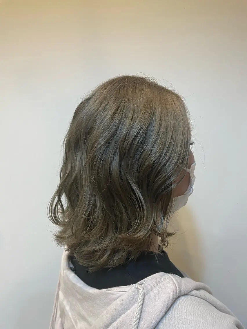 カラー ベージュカラー オリーブベージュ ヘアカラー トリートメント 手塚 由佳のヘアスタイル