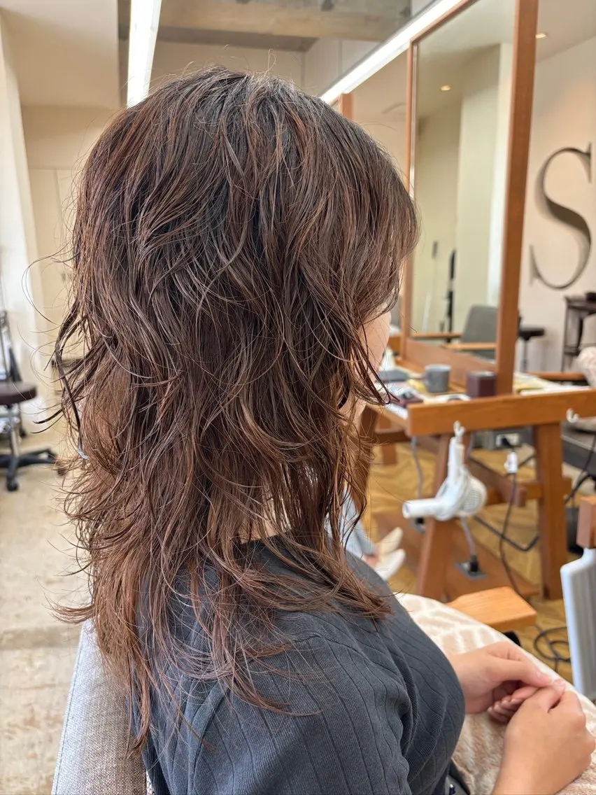 ミディアム パーマ ミディアムパーマ ハイレイヤー レイヤーカット 喜屋武 太智のヘアスタイル