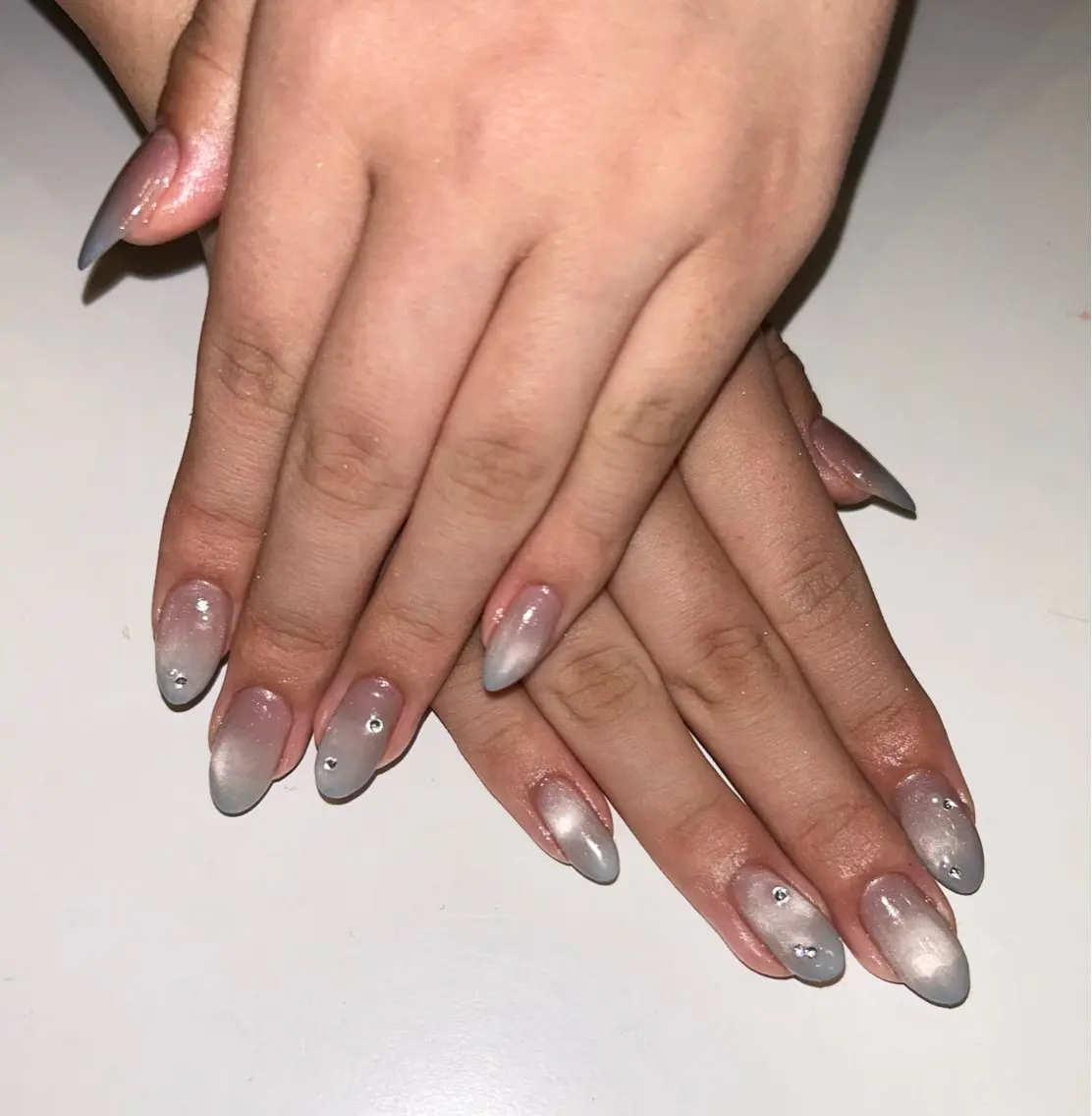 ネイル ブルー グラデーション ビー玉ネイル シルバー ストーンネイル Larme himenaのネイルデザイン