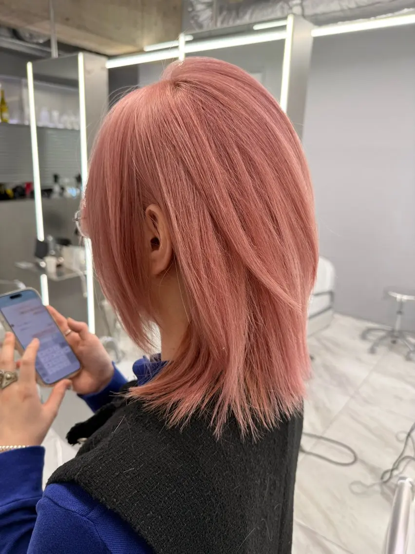セミロング カラー ピンクカラー カット ヘアカラー トリートメント ハイトーンレイヤー 顔まわりSOTAのヘアスタイル