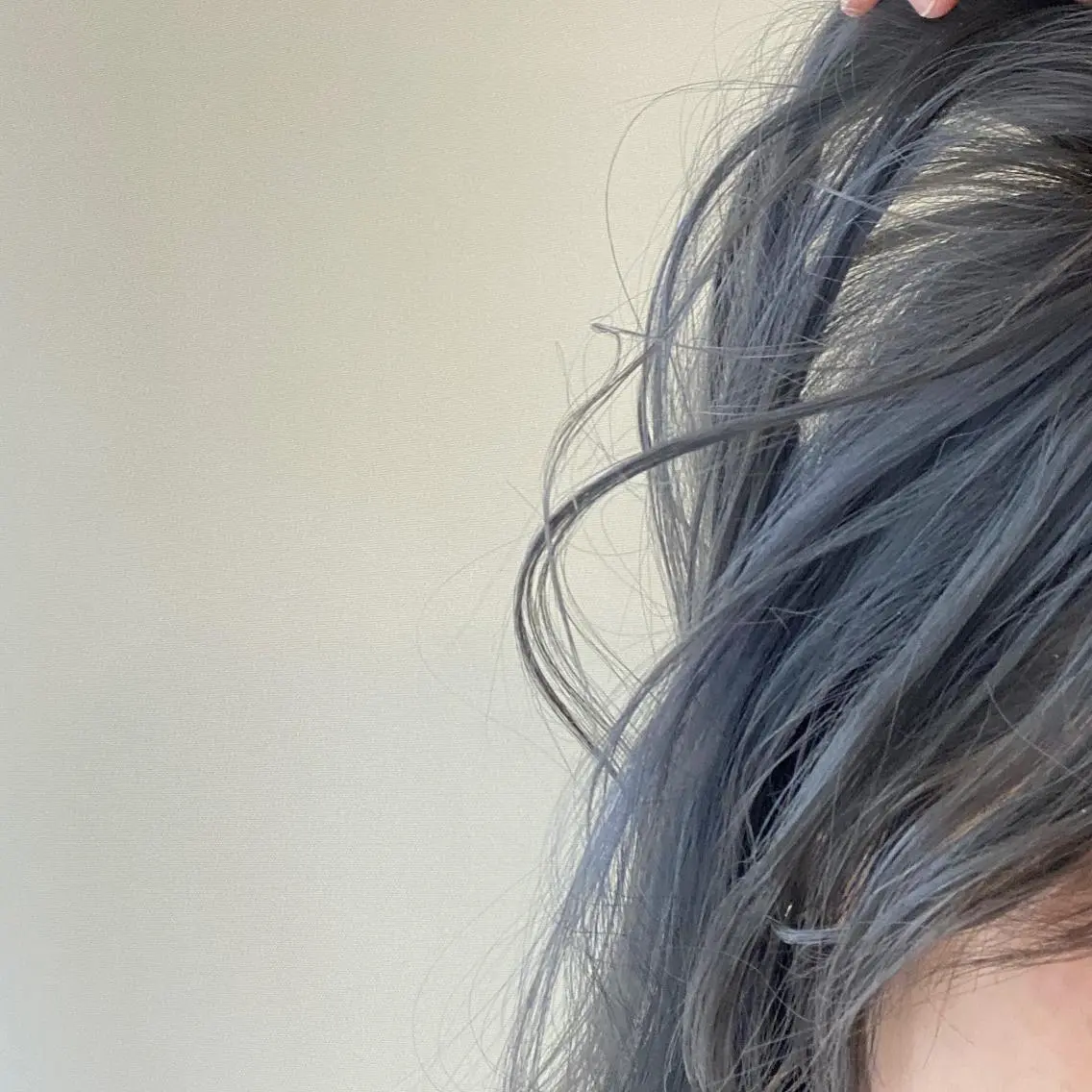 ロング カラー ヘアアレンジ ネイル マツエク・マツパ ブルーカラー 透明感カラー ブルー ウルフカット モデル募集中!ミカのヘアスタイル