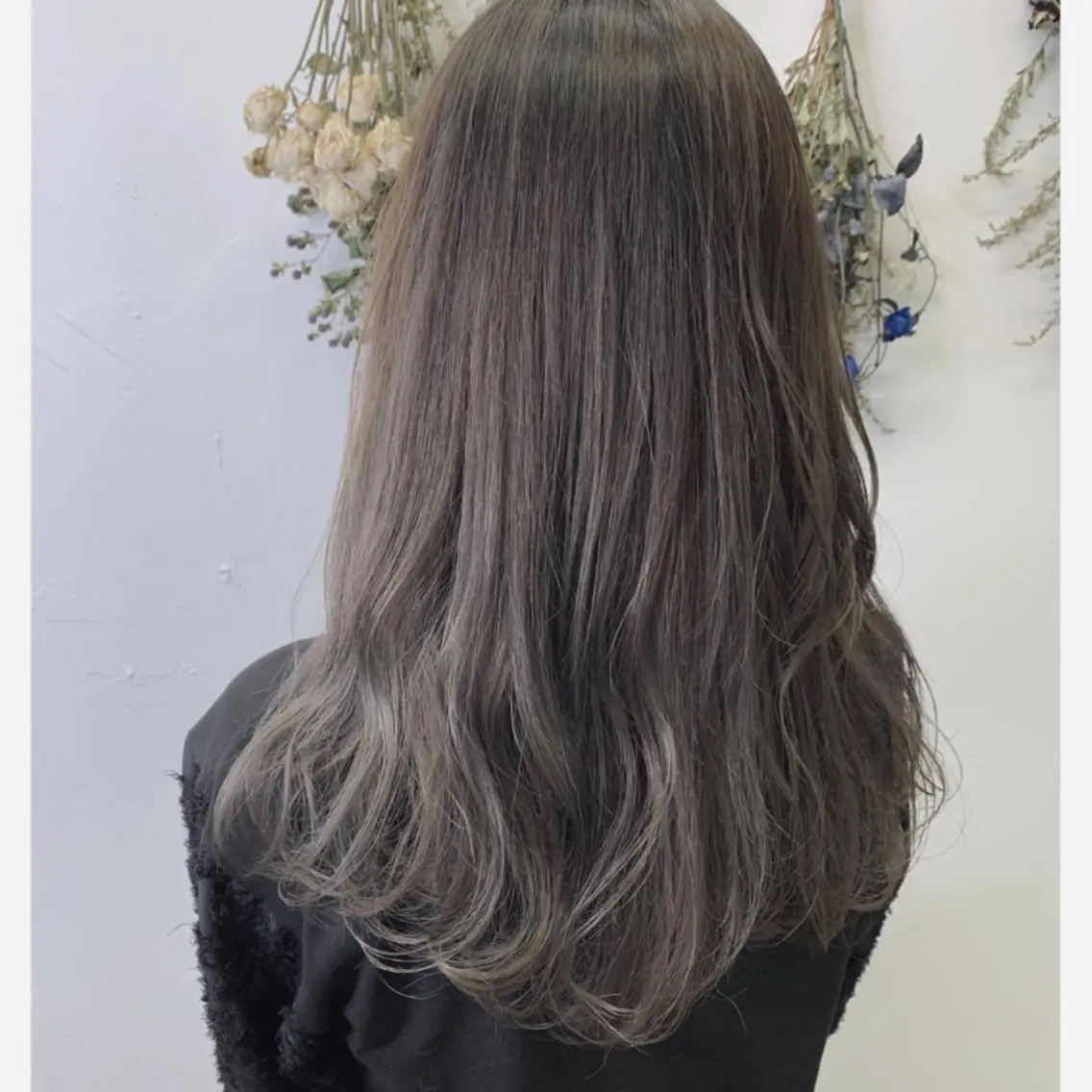 ロング カラー アッシュ デザインカラー グレージュ ハイライトカラー ハイライト ヘアカラー トリートメント newi 京橋 【yuuki】のヘアスタイル