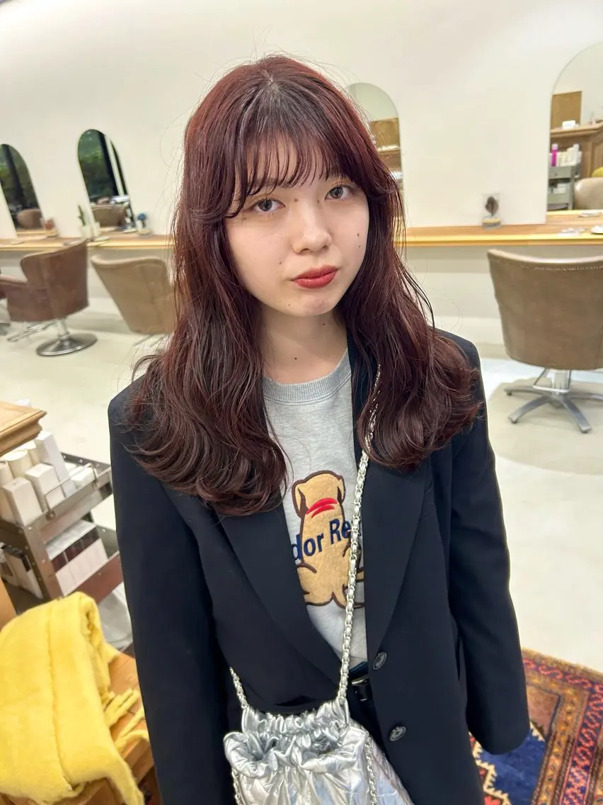 セミロング カラー パーマ ヘアアレンジ ブリーチ ボルドーカラー 透明感カラー ブリーチなしカラー くせ毛 デザインカラー/ボブ ブリーチカラー/ユリのヘアスタイル